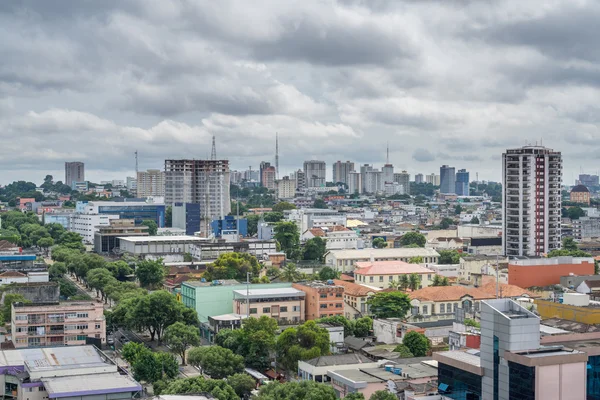 Casas coloridas, cielo nublado en Manaus, Brasil —  Fotos de Stock