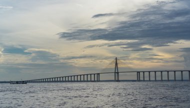 Gün batımında Manaus Iranduba Köprüsü