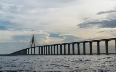 Gün batımında Manaus Iranduba Köprüsü