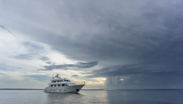 穏やかな水と嵐に入るボート — ストック写真