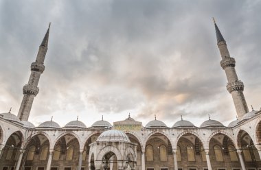 Süleymaniye Camii ve Istanbul'da bulutlu gökyüzü