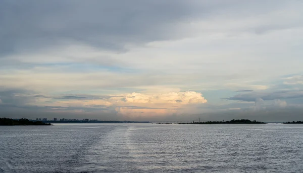 La ciudad de Manaus y el puente de Iranduba al atardecer, horizonte —  Fotos de Stock