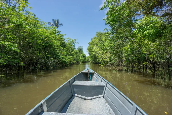 리오 흑인, 아마존 강, 브라질에 운하를 통해 보트 — 스톡 사진