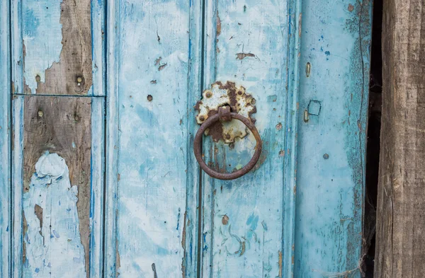 Velho run-down azul pintado pregos de porta de madeira — Fotografia de Stock