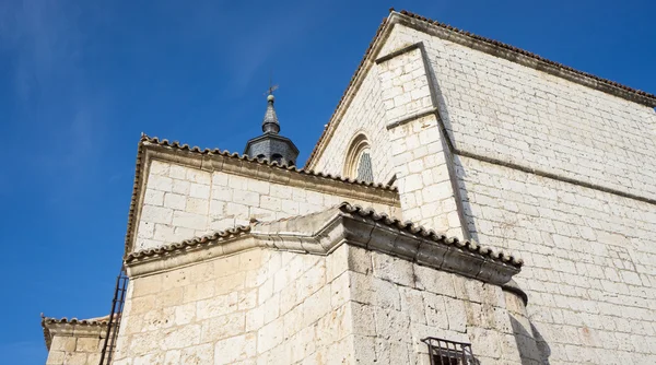 大教堂与石头墙和蓝蓝的天空 — 图库照片