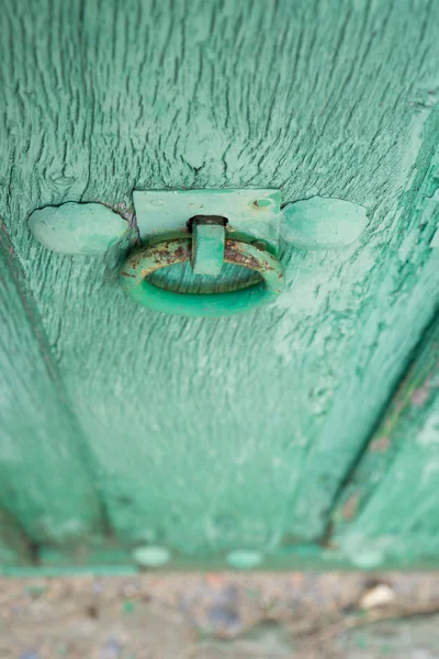 Geschilderde houten deur en ijzeren nagels in perspectief — Stockfoto