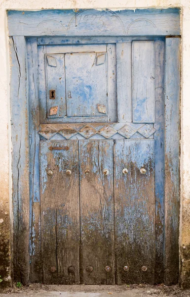 整个旧蓝色彩绘木质门和锁 — 图库照片