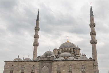 Yeni Cami cami Istanbul, bulutlu gökyüzü '