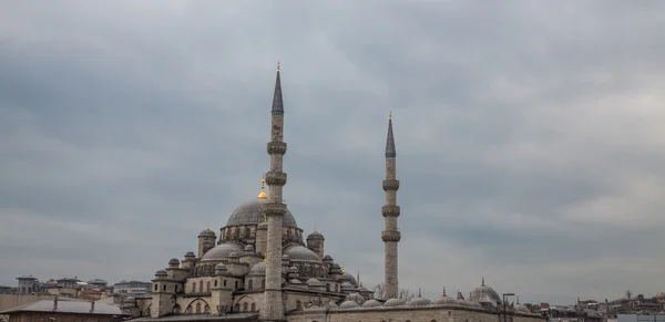 Yeni Cami mešita v Istanbulu, zamračená obloha — Stock fotografie