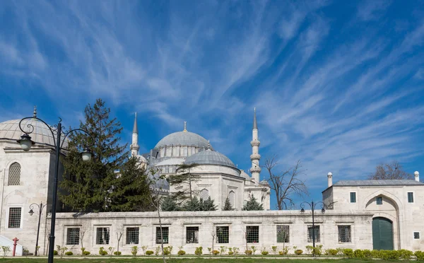 Boční pohled Suleymaniye Mosque a modrá obloha v Istanbulu — Stock fotografie