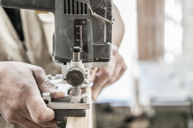 Çalışma, kapı menteşeleri için hazırlanıyor marangoz bulanık hareket