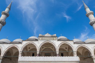 Süleymaniye Camii Minare ve Istanbul'da mavi gökyüzü