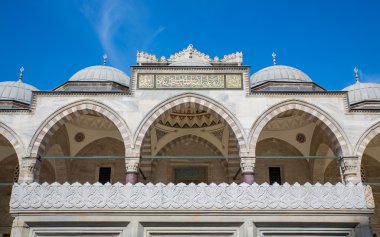 Istanbul'daki Süleymaniye Camii arcade ve mavi gökyüzü