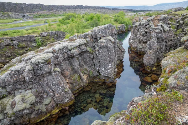 Nationaal Park van Thingvellir in IJsland, water en rotsen — Stockfoto