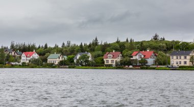 Renkli Reykjavik İzlanda su birikintisi yakın evler