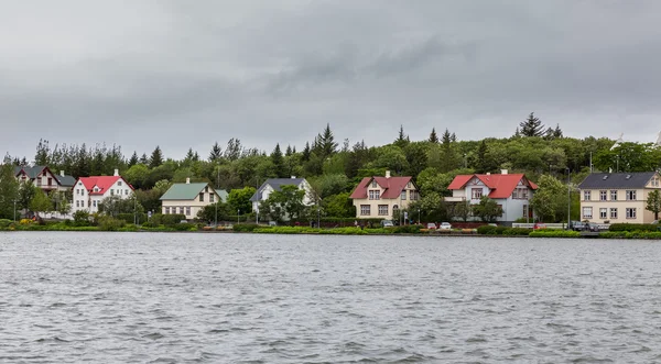 Reykjavik casas de colores cerca de estanque, Islandia —  Fotos de Stock