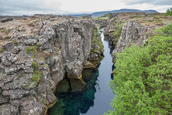 Parque Nacional de Thingvellir en Islandia, agua y rocas —  Fotos de Stock