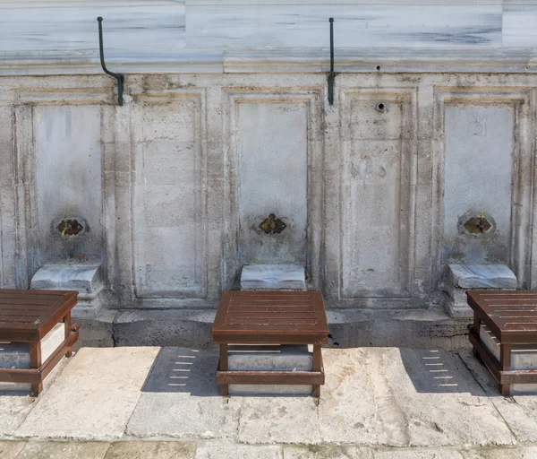 Vooraanzicht van fonteinen voor rituele wassing — Stockfoto