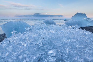 Mavi icebergs, deniz ve gün batımı aya İzlanda '