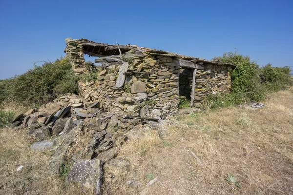 Abandoned old house made with stones — Stock Photo, Image