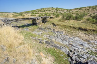 Vintage köprü ahşap ve taş, yapılan kurutulmuş akışı
