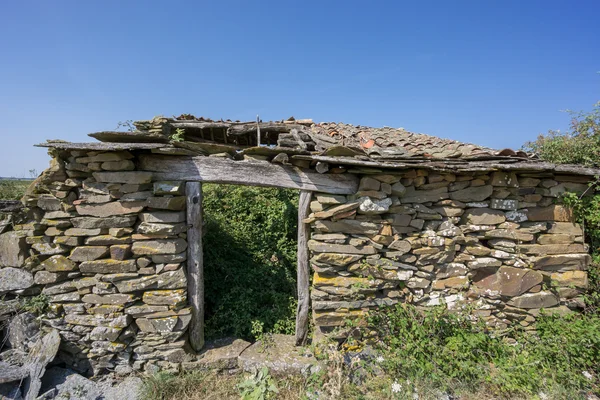 Casa antigua abandonada hecha con piedras, vista frontal — Foto de Stock