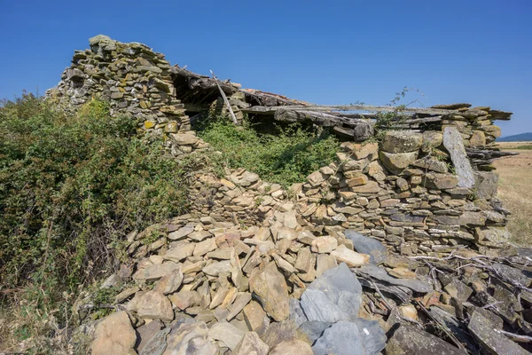 Abandoned old house made with stones, corner view — Stock Photo, Image