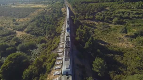 Blick von oben auf Zug und Eisenbahn im Land, Sonnenuntergang — Stockvideo