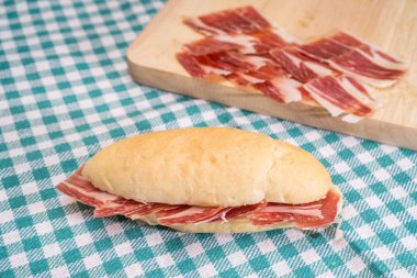 Serrano Jambonlu sandviç damalı masa örtüsü üzerinde yan görünüm