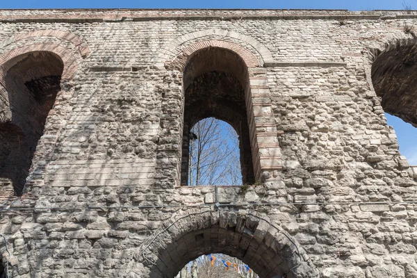 Primo piano dell'Acquedotto Valens a Istanbul, vista frontale — Foto Stock