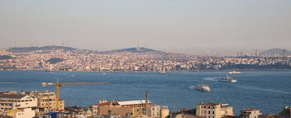 Asian side of Istanbul at sunset with bosphorus cruises — Stock Photo, Image