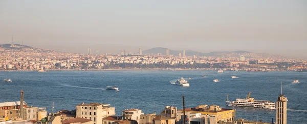 Asian side of Istanbul with bosphorus cruises — Stock Photo, Image