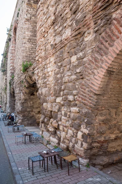 Valens Aqueduct in Istanbul and bar, side view with road — Stock Photo, Image