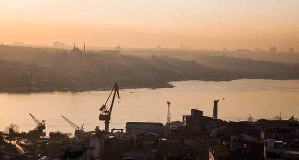 日没、高コントラストのプロフィールをイスタンブールの金角湾 — ストック写真