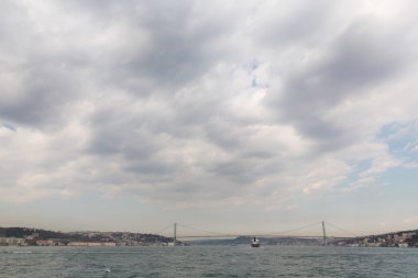 Binalar ve asma köprü Istanbul'da boğaz