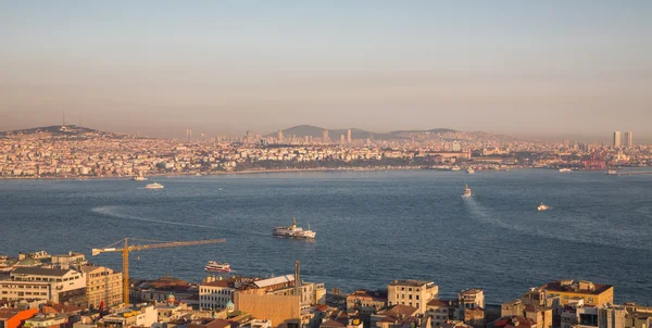 Asian side of Istanbul with bosphorus cruises — Stock Photo, Image