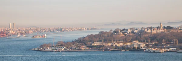 Europäische und asiatische Seite Istanbuls mit Bosporus — Stockfoto