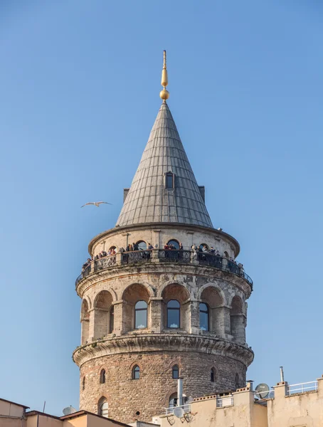 Галата башня с туристами против голубого неба — стоковое фото