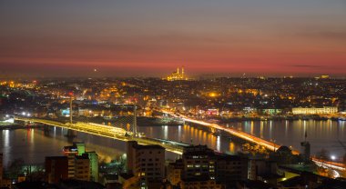 Haliç, İstanbul 'un gece Camii manzarası ile