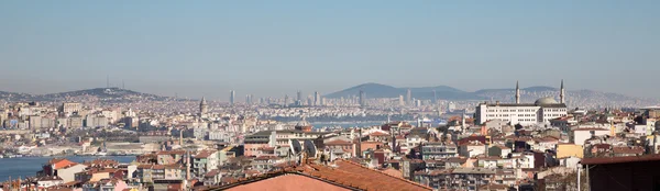 Стамбульский горизонт с азиатскими офисными зданиями и Галатной башней — стоковое фото