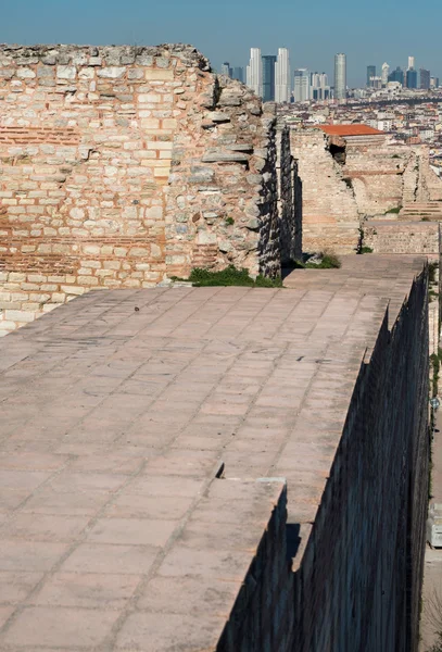 テオドシウス壁と金融建物スカイライン — ストック写真