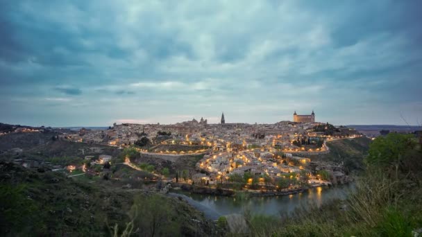 Pôr do sol no céu nublado em Toledo — Vídeo de Stock