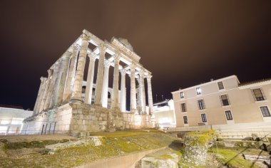 Diana Tapınağı Merida, İspanya'nın gece görünümü