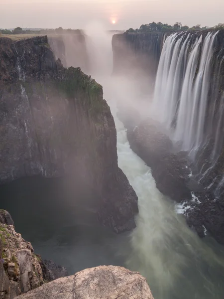 Закат водопада Виктория со стороны Замбии — стоковое фото