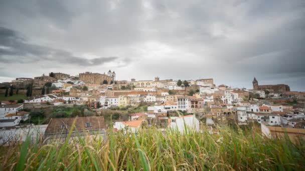 Time Lapse de Cáceres, cielo nublado, hierba en primer plano — Vídeos de Stock