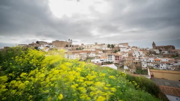 Caceres πόλη κάτω από το συννεφιασμένο ουρανό — Αρχείο Βίντεο