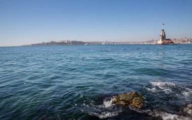 Istanbul'da Maidens Tower deniz feneri geniş açı