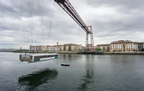 Puente colgante Bizkaia y barco — Foto de Stock