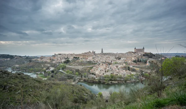 Toledo şehir bulutlu gökyüzü altında — Stok fotoğraf