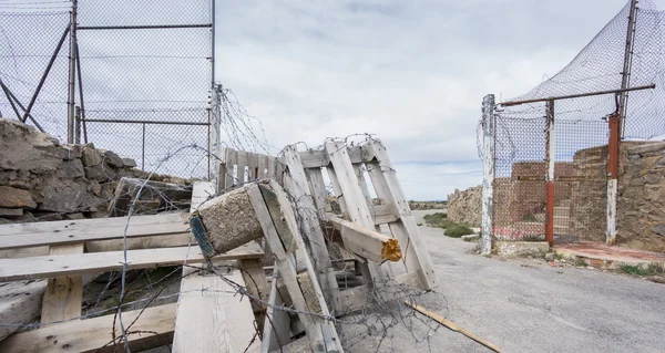 Entrada a la zona militar abandonada —  Fotos de Stock